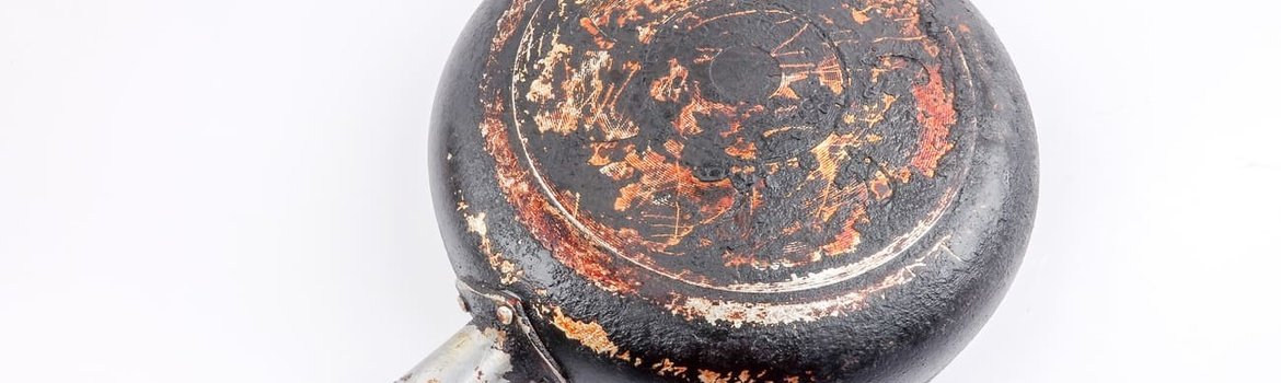 Kaip išvalyti keptuvės išorę: 5 veiksmingi būdai, kurie iš tiesų veikia