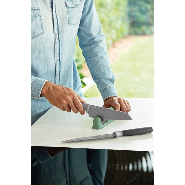 BergHOFF peilių galąstuvas - dviejų pakopų žalias modelis su stambiu/&scaron;velniu galandimu ir ergonominiu neslystančiu pagrindu 