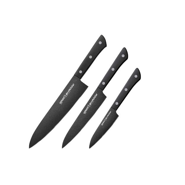 „Samura Shadow“ virtuviniai peiliai pradedantiesiems – 3 dalių rinkinys, kurį sudaro 15 cm universalus peilis, 9 cm peilis daržovėms skusti ir pjaustyti bei 21 cm šefo peilis. Pagaminti iš tikro japoniško plieno ir padengti neslystančia danga!