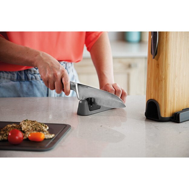 BergHOFF peilių galąstuvas - dviejų etapų rankinis galąstuvas su ergonomi&scaron;ka rankena ir neslystančiu pagrindu 
